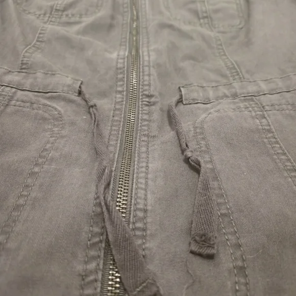 Sleeveless Zip-Up Vest - Picture 4 of 11